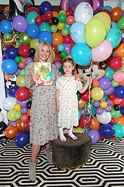 Authorin Stefanie Wirnshofer mit Tochter Annalena bei der Vorstellöung von "Die Buntis im Zoo" (Photo Gisela Schober/Getty Images für Nickis.com) 